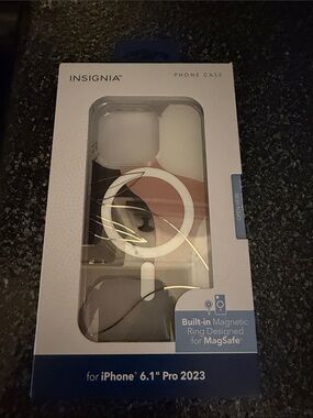 Insignia MagSafe-Compatible Phone Case for iPhone 6.1" Pro 2023 - Brown/Black